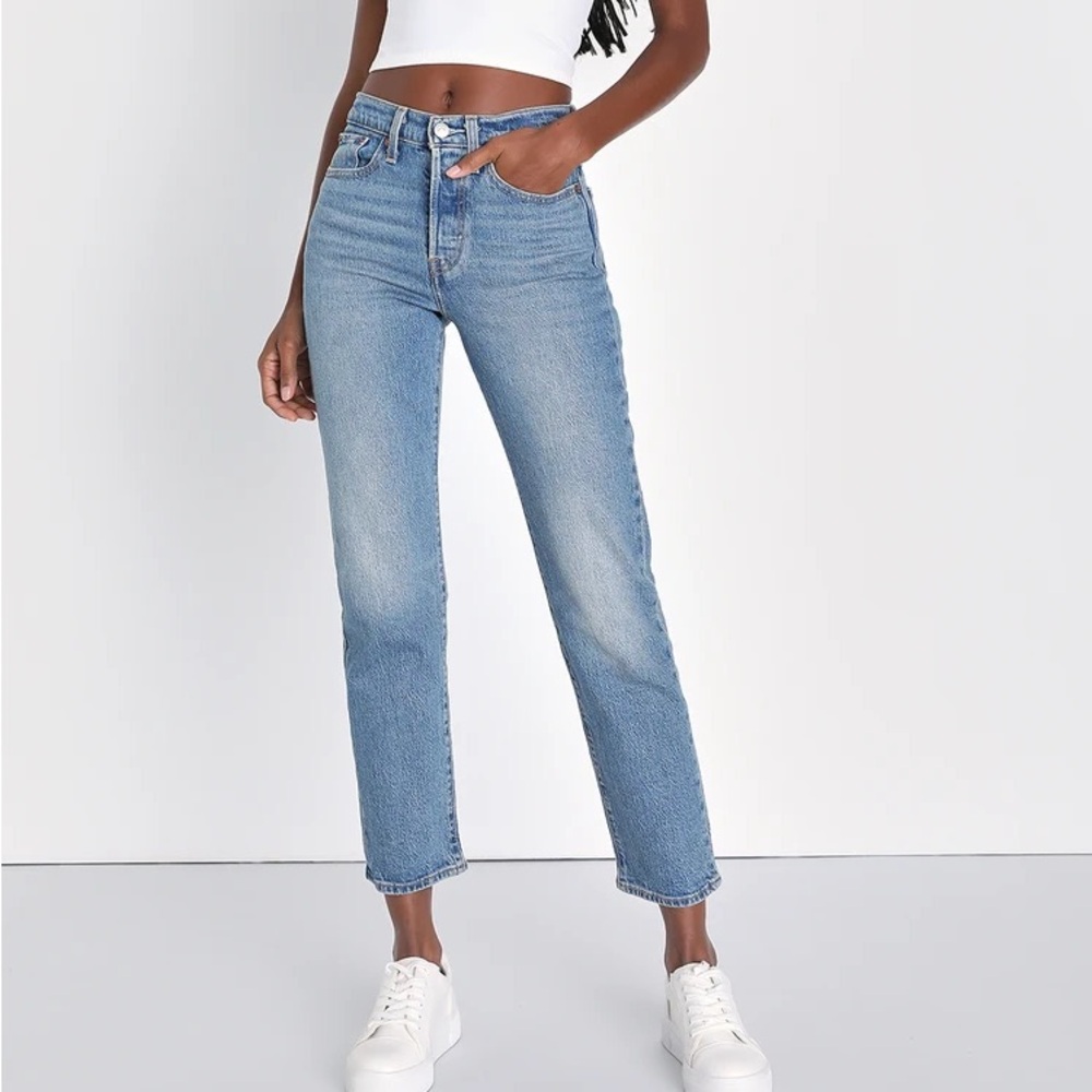EUC Levi's Wedgie Straight Jeans | Size 28 | Classic Medium Wash